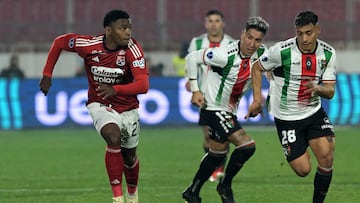 Independiente Medellin's forward Brayan Leon (L) controls the ball next to Palestino's defender Dilan Zuniga during the Copa Sudamericana round of 16 first leg football match between Chile's Palestino and Colombia's Independiente Medellin at the National stadium in Santiago, on August 14, 2024. (Photo by Rodrigo ARANGUA / AFP)