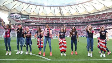Las jugadores del Atlético de Madrid celebran la Liga Iberdrola en el Wanda Metropolitano.