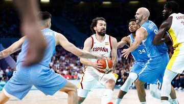 Sergio Llull penetra ante Larentzakis, Calathes y Antetokounmpo, de Grecia.