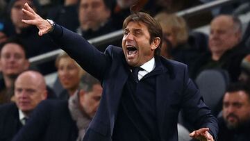 El entrenador italiano del Tottenham Hotspur, Antonio Conte, hace gestos en la línea de banda durante el partido de fútbol de la Premier League inglesa entre Tottenham Hotspur y Leeds United en el Tottenham Hotspur Stadium de Londres, el 21 de noviembre d