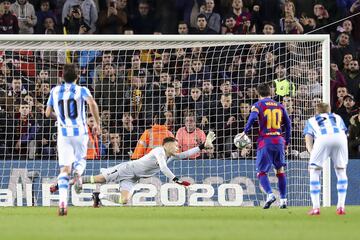El jugador del Barcelona, Leo Messi, marca de penalti el 1-0 a la Real Sociedad.