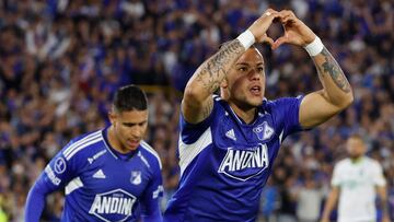AME6822. BOGOTÁ (COLOMBIA), 03/05/2023.- Leonardo Fabio Castro de Millonarios celebra su gol hoy, en un partido de la fase de grupos de la Copa Sudamericana entre Millonarios y América MG en el estadio Nemesio Camacho El Campín, en Bogotá (Colombia). EFE/Mauricio Dueñas Castañeda