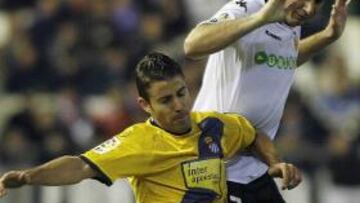 <b>GARRA. </b>Luis García lucha con Joaquín, el pasado 2 de enero en Mestalla.