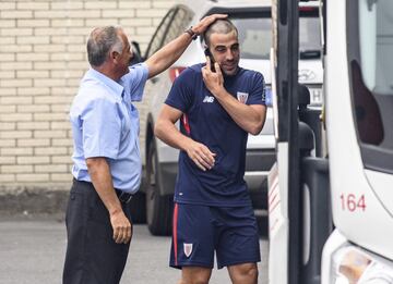 El conductor del autobús que traslada a los jugadores bromea con el corte de pelo de Beñat.