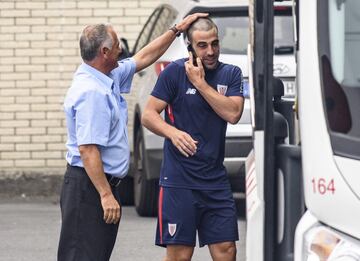 El conductor del autobús que traslada a los jugadores bromea con el corte de pelo de Beñat. 