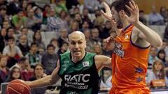 El base del Fiatc Joventut Albert Oliver intenta avanzar ante la defensa del base serbio del Valencia Basket Stefan Markovic.