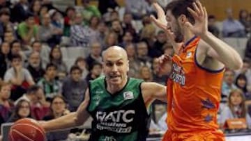 El base del Fiatc Joventut Albert Oliver intenta avanzar ante la defensa del base serbio del Valencia Basket Stefan Markovic.