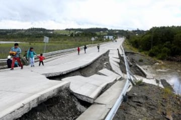 Un sismo de magnitud 7.6 en la escala de Richter se sintió a las 11:21 horas de este domingo. El epicentro fue a 67 kilómetros al noroeste de Melinka y también se percibió en las regiones del Biobío, La Araucanía, Los Ríos y Aysén. Varias carreteras quedaron dañadas