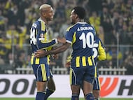 Anderson Talisca y Jhon Durán durante un partido de Fenerbahce.