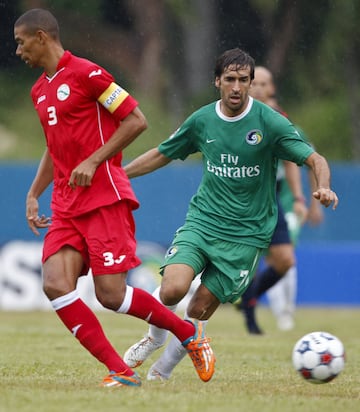 New York Cosmos player Raul Gonzalez (R) and Cuba's Yenier Marquez fight for the ball during a friendly game in Havana June 2, 2015. The New York Cosmos dominated Cuba 4-1 on Tuesday in a soccer friendly meant to promote better relations between the United States and Cuba and demonstrate that baseball-mad Cuba is also becoming a soccer nation. REUTERS/Enrique de la Osa