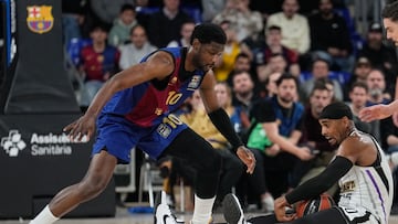 El jugador estadounidense del Partizan Brandon Davies (d) con el balón ante el pivot nigeriano del FC Barcelona Chimezie Metu durante el encuentro correspondiente a la fase regular de la Euroliga que disputan hoy viernes FC Barcelona y Partizan en el Palau Blaugrana.