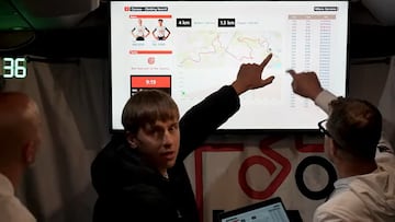 Pogacar repasa el recorrido de Milán-San Remo en el autobús del UAE.