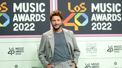 El cantante Manuel Carrasco posa en el photocall de la alfombra roja de Los40 Music Awards 2022.