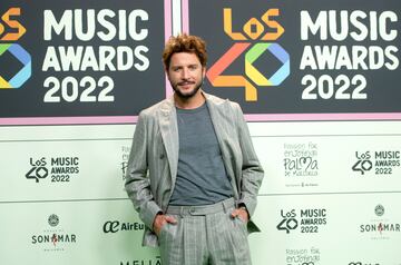 El cantante Manuel Carrasco posa en el photocall de la alfombra roja de Los40 Music Awards 2022.