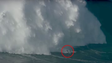 CJ Macias, rodeado con un círculo rojo, sufriendo un wipeout en Nazaré (Portugal), en enero del 2022.