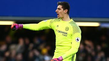 Courtois celebra un gol contra el Bournemouth en un partido de Premier League.