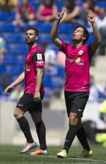El jugador de la UD Almería Suso, celebra el gol que consiguió, segundo de su equipo, durante el partido que disputaron hoy, correspondiente a la 35ª jornada de Liga BBVA, contra el Espanyol en Cornellá-El Prat. 
