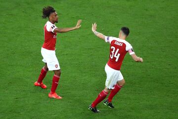 3-1. Alex Iwobi celebró el primer gol con Granit Xhaka.