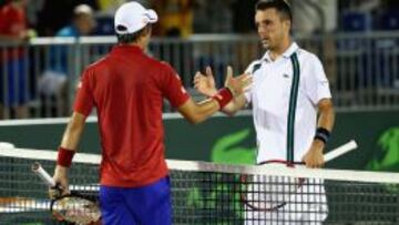 Kei Nishikori y Roberto Bautista se saludan al término del encuentro de octavos de final del Masters 1.000 de Miami, con triunfo para el japonés por 6-2 y 6-4.