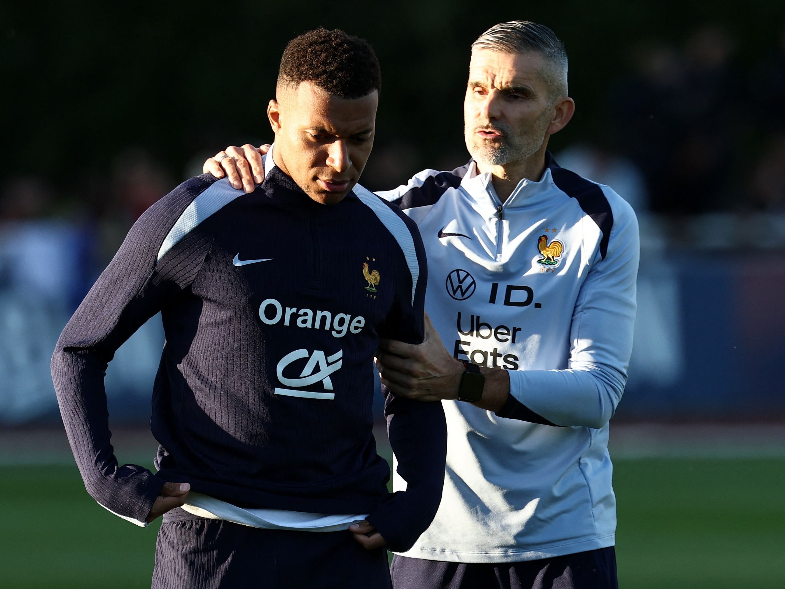 كيليان مبابي يشارك جزئياً في تدريبات المنتخب الفرنسي بسبب إصابة في الكاحل