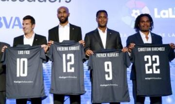 Figo, Kanout¨¦, Kluivert, Karembeu, Albelda, Urzaiz, Salgado, Morientes y Roberto Carlos, Fernando Sanz y Mendieta fueron presentados como embajadores de La Liga.