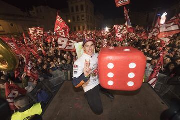 Marc Márquez celebra su sexto mundial con sus vecinos de Cervera.