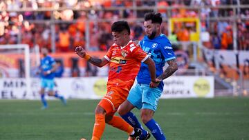 Futbol, Cobreloa vs Universidad Catolica
Fecha 29, Campeonato Nacional 2024.
El jugador de Cobreloa Tomas Roco, controla el balon durante el partido ante Universidad Catolica por la primera division realizado en el estadio Zorro del Desierto Calama, Chile.
02/11/2024
Pedro Tapia/Photosport
Football, Cobreloa vs Universidad Catolica
29nd turn, 2024 National Championship.
The Cobreloa Tomas Roco player controls the ball during the match against Universidad Catolica for the first division held at the Zorro del Desierto Calama stadium, Chile.
02/11/2024
Pedro Tapia/Photosport