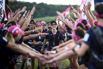 Uno de los equipos participantes en el Raid des Alizés cruza la línea de meta en la isla caribeña de Martinica. Se trata de una prueba anual solidaria por equipos, exclusiva para mujeres, que dura cuatro días. La competición combina bicicleta de montaña, piragüismo, carrera a pie y noches en vivaque en plena naturaleza, entre otras pruebas.