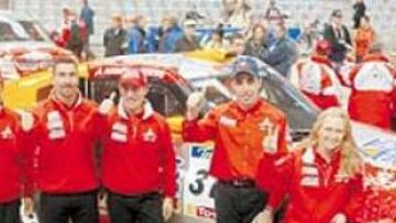 <b>MITSUBISHI. </b>Nani (segundo por la derecha), con sus compañeros.