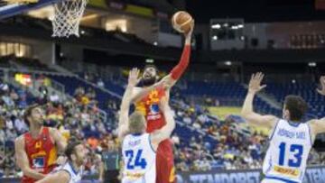 Nikola Mirotic, de Espa&ntilde;a, lanza ante Haukur Palsson, de Islandia.