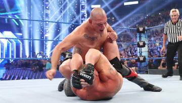 Ca&iacute;n Vel&aacute;squez ataca a Brock Lesnar en SmackDown.