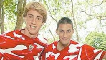 <b>ESTRENO. </b>Mikel Dañobeitia y Gontzal Perez fueron los modelos de la nueva camiseta del Athletic.