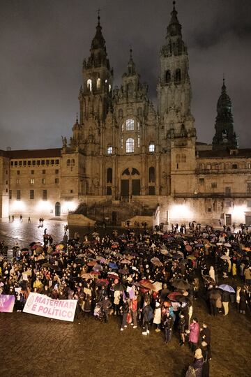 Miles de mujeres protestan con carteles durante una manifestación convocada por Plataforma Feminista Galega, por el 8M, Día Internacional de la Mujer, en la Praza del Obradoiro.