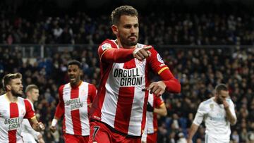 Stuani, celebrando uno de sus goles ante los blancos.