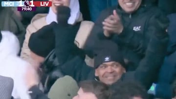 El padre de Lucho estuvo en las tribunas del estadio del City y así lo captaron las cámaras durante la celebración del gol de Alexander-Arnold.