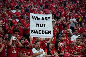 Hinchas de Suiza sostienen una pancarta ('Nosotros no somos Suecia') antes de un partido del Grupo A entre Suiza y Alemania. 