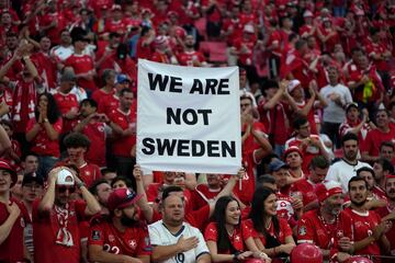 Hinchas de Suiza sostienen una pancarta ('Nosotros no somos Suecia') antes de un partido del Grupo A entre Suiza y Alemania.