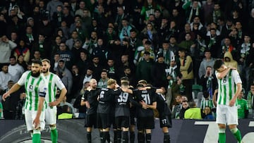 Los jugadores del Betis, tras el gol rival.