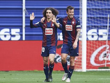 El jugador del Eibar Cucurella celebra el 1-0 al Barcelona. 