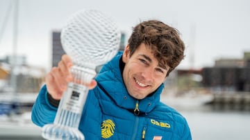 Oriol Cardona, con el Globo de Cristal de ganador de la Copa del Mundo de esquí de montaña.