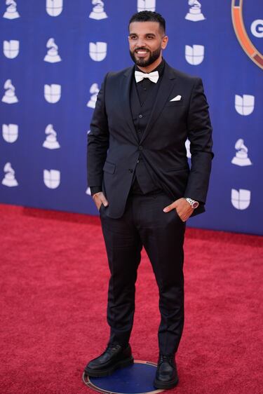 Diego Douetts posa en la alfombra roja de los Latin Grammys 2025 celebrados en el MGM Grand Las Vegas.  



 
 