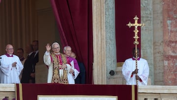 El cardenal Robert Prevost, Papa León XIV, el Papa número 267 de la historia, comparece ante sus fieles, en el balcón de la Basílica de San Pedro, a 8 de mayo de 2025, en La Ciudad del Vaticano (El Vaticano). El humo de la cuarta fumata del Cónclave para elegir al sucesor de Francisco ha salido blanco a las 18.08 horas, lo que indica que ya ha sido elegido el nuevo Papa, por mayoría de al menos 89 votos, en el segundo día del Cónclave. Será el 267 Pontífice de la Iglesia. El elegido ha sido el obispo estadounidense Robert Francis Prevost, de 69 años y natural de Chicago, tiene la nacionalidad peruana y cuenta con ascendencia española. Prevost atesora una amplia trayectoria que le ha llevado en los últimos años a estar cerca del Pontífice fallecido que le nombró en 2023 prefecto del Dicasterio para los Obispos, el órgano que se encarga de la selección y nombramiento de los obispos. Perteneciente a la Orden de San Agustín ha elegido el nombre de León para ser nombrado pontífice, convirtiéndose en el Papa León XIV.
09 MAYO 2025
Stefano Spaziani / Europa Press
09/05/2025