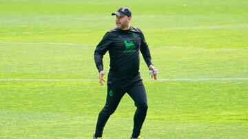 Jos¨¦ Alberto, entrenador del Racing, en La Albericia.