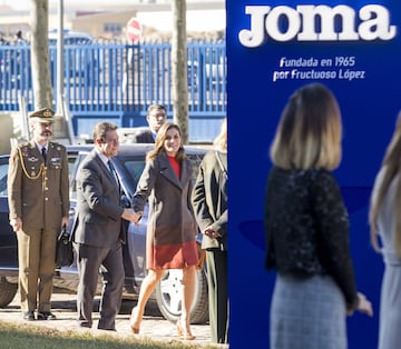 Los Reyes Felipe VI y Letizia visitaron la sede de la compañía Joma Sport en la localidad toledana de Portillo. La ministra de Defensa María Dolores de Cospedal y el presidente de Castilla-La Mancha Emiliano García-Page acompañaron a los monarcas.