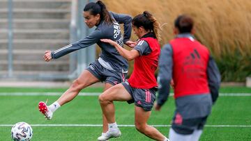 Thaisa Moreno y Malena Ortiz, jugadoras del Real Madrid, durante un entrenamiento en Valdebebas. 