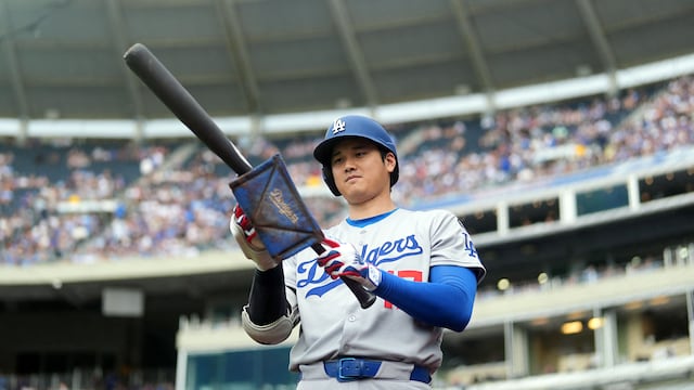 KANSAS CITY, MISSOURI - JUNE 29: Shohei Ohtani #17 of the Los Angeles Dodgers gets ready to bat prior to the first inning against the Kansas City Royals at Kauffman Stadium on June 29, 2025 in Kansas City, Missouri. Jay Biggerstaff/Getty Images/AFP (Photo by Jay Biggerstaff / GETTY IMAGES NORTH AMERICA / Getty Images via AFP)