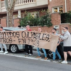 Los futbolistas del Real Valladolid recibidos con protestas y huevos