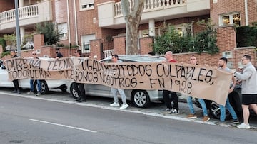 Aficionados del Real Valladolid esperan el autobús del equipo.