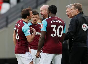 Tras la derrota de 0-3 ante el Burnley, seguidores de los Hammers ingresaron al campo para recriminar a sus jugadores.