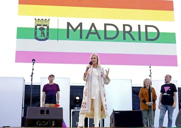 GRA240. MADRID, 01/07/2017.- La presidenta de la Comunidad de Madrid, Cristina Cifuentes, se dirige a los asistentes al manifiesto que las distintas asociaciones organizadoras del World Pride 2017 han ofrecido esta tarde en la Plaza de Colón de Madrid. EFE/Javier López.